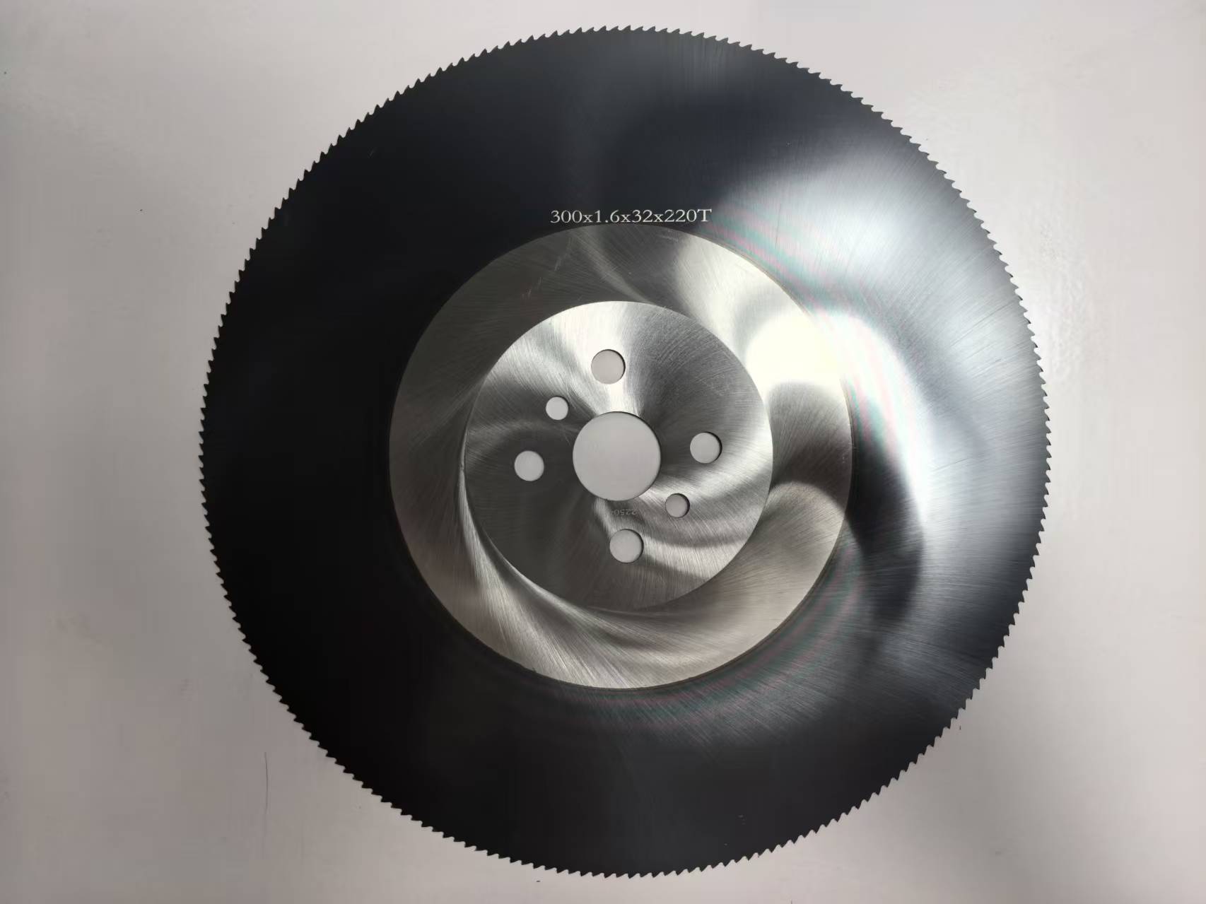 黑色涂层高速钢锯片300×1.6×32×220T (2) 黑色涂层高速钢锯片300×1.6×32×220T (2)