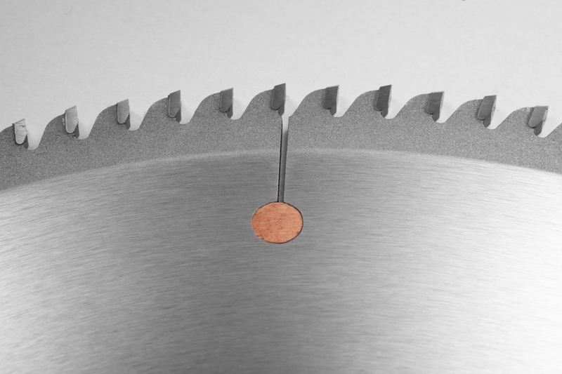 Precision turntable cutting saw blade