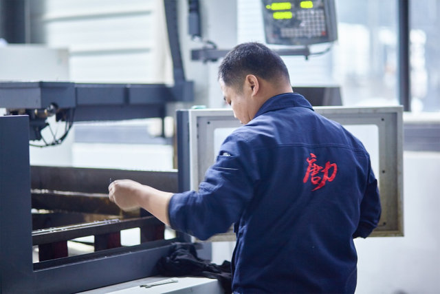 worker inspecting band saw blade9