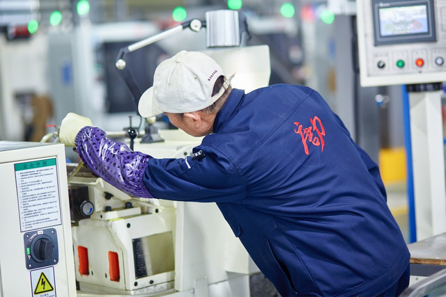 worker inspecting band saw blade2