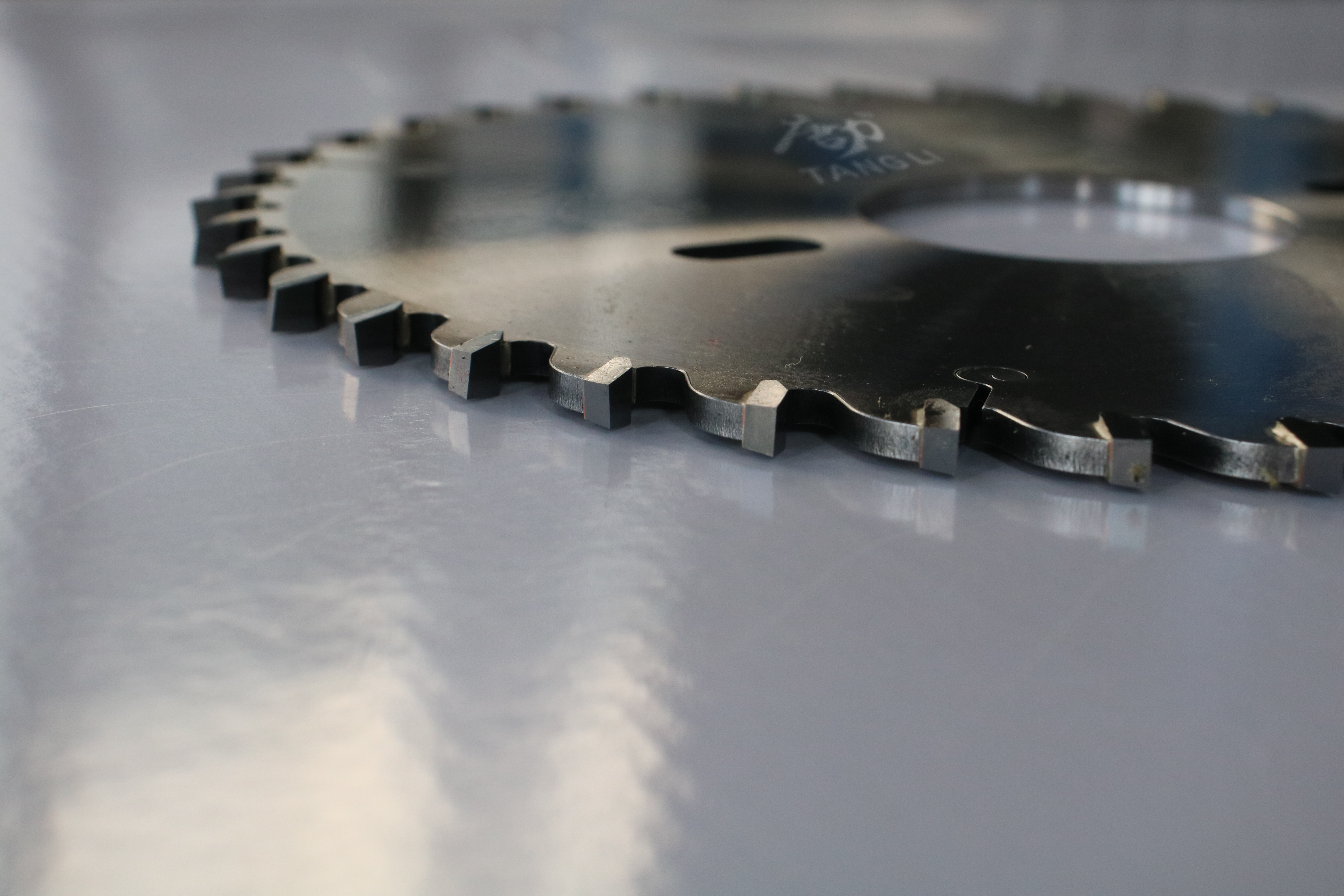 Electronic cutting slot saw blade