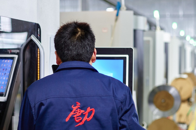 worker inspecting band saw blade5